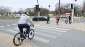 rowerzysta przejeżdża na pasach