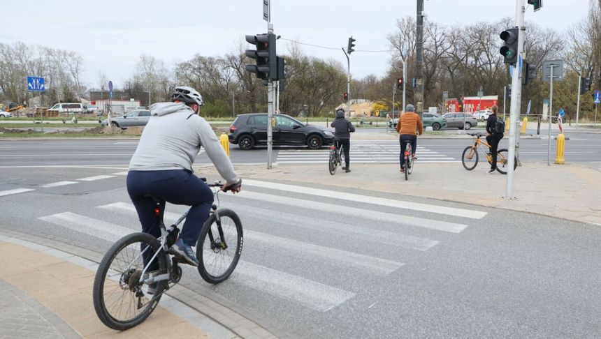 rowerzysta przejeżdża na pasach
