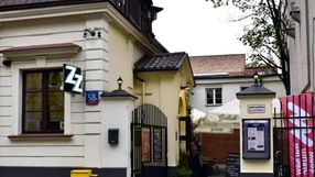 Znajomi widok restauracji od bramy