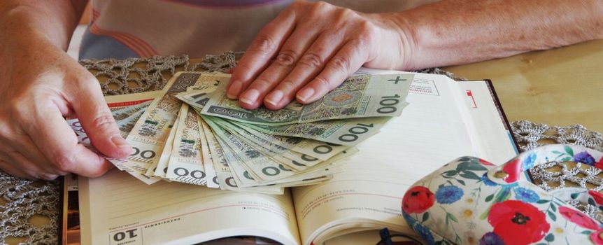 emerytka liczy pieniądze