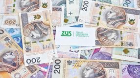pieniądze i koperta z logo ZUS