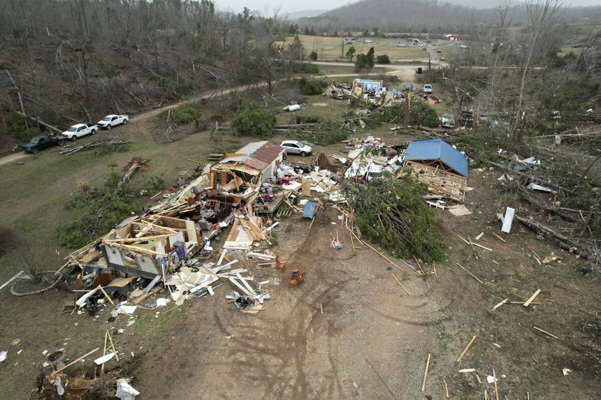 USA. Gwałtowne burze, tornada i pożary