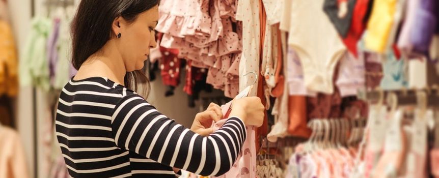 Kobieta kupuje dziecięce ubranka