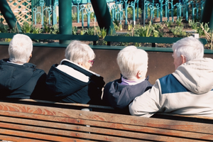 seniorzy siedzą na ławce 