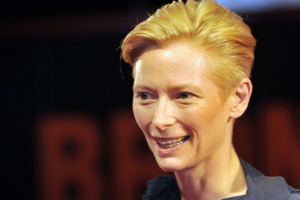 Tilda Swinton rude włosy