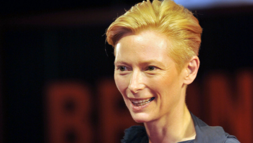 Tilda Swinton rude włosy
