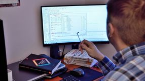 mężczyzna przed komputerem