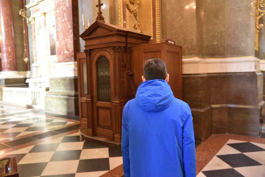 Dziecko czekające na spowiedź