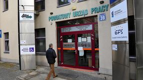 mężczyzna wchodzący do urzędu pracy