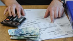 faktura, pieniądze i kalkulator