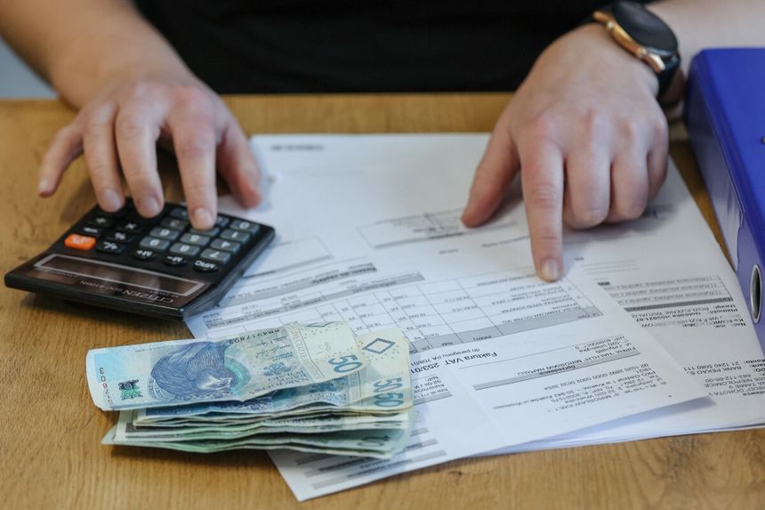 faktura, pieniądze i kalkulator