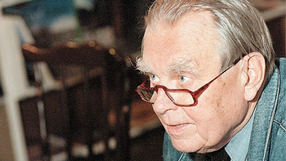 Czesław Miłosz w okularach