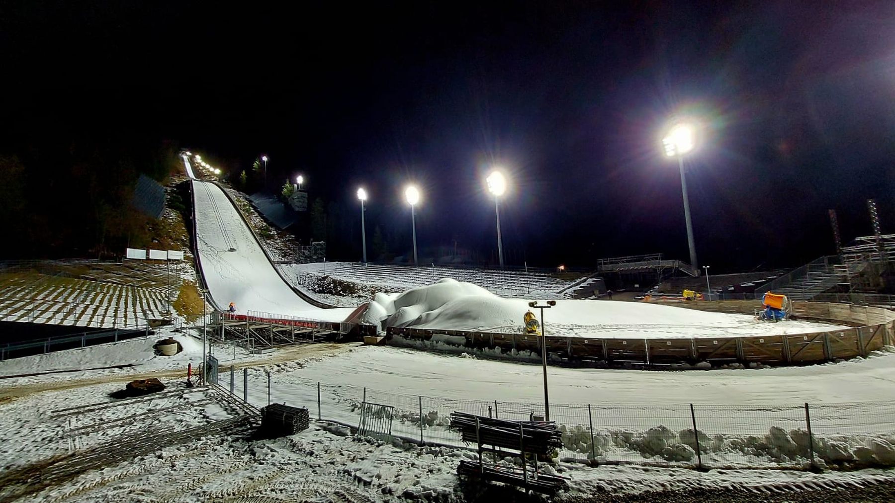 Pracownicy COS Zakopane są przygotowani na "wiosenne" warunki pogodowe.  - Śnieg na terenie Wielkiej Krokwi został w dużych ilościach zmagazynowany i zabezpieczony - mówi Sebastian Danikiewicz, dyrektor zakopiańskiego COSu.