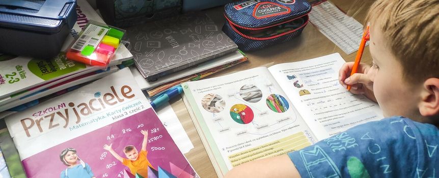 uczeń odrabiający pracę doomową