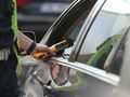 Policja bada kierowcę alkomatem