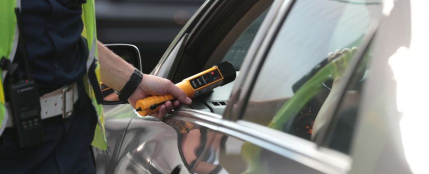 Policja bada kierowcę alkomatem