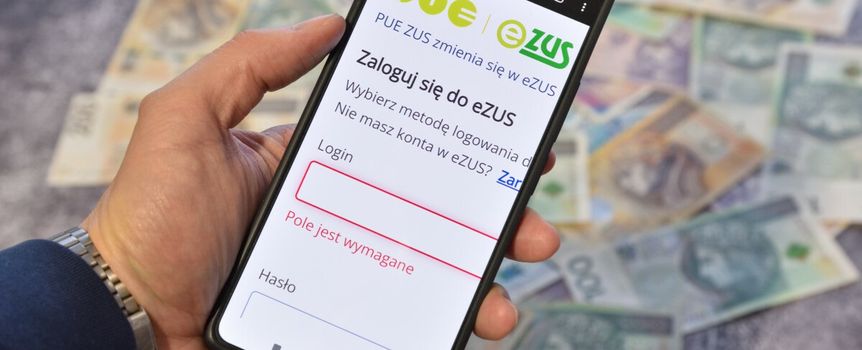 smartfon z ZUS PUE na tle pieniędzy
