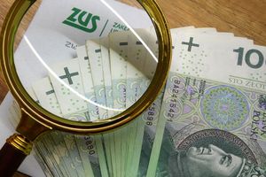 pieniądze, lupa i koperta z logo ZUS