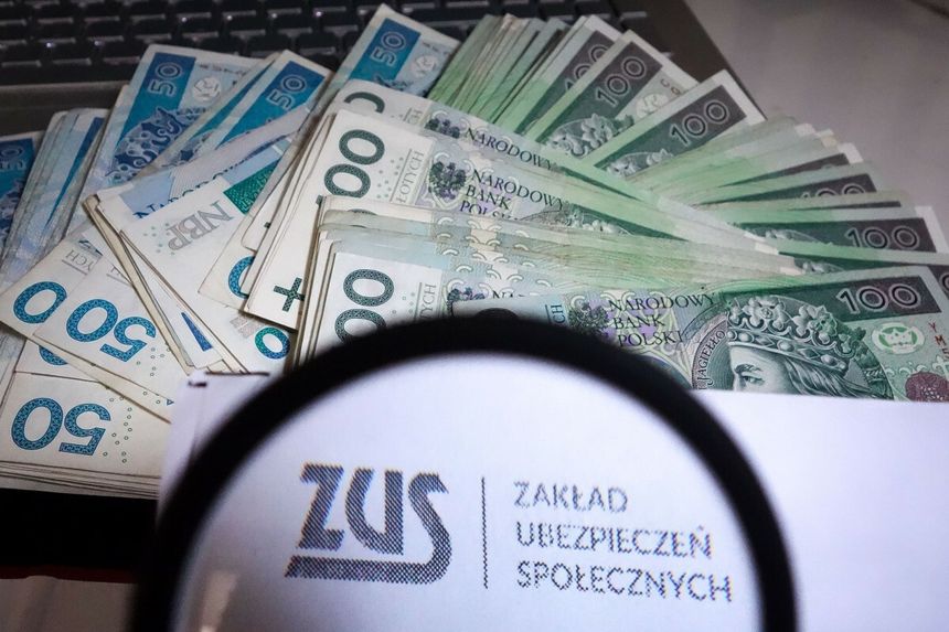 pieniądze i logo ZUS pod lupą