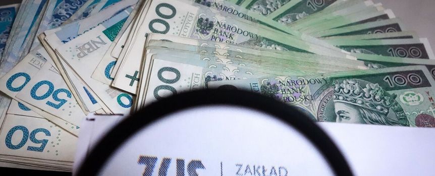 pieniądze i logo ZUS pod lupą