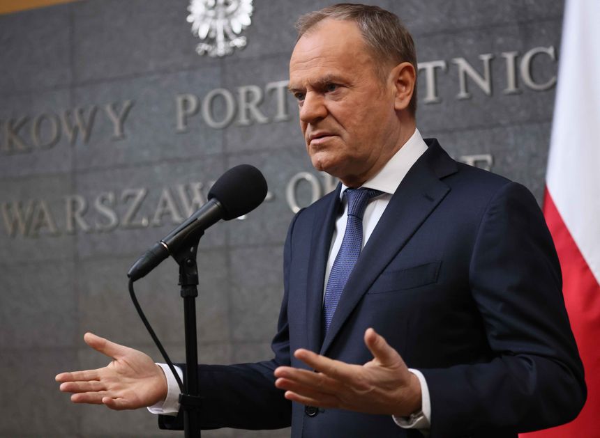 Premier Donald Tusk na lotnisku Warszawa-Okęcie, 14 stycznia 2025 r.
