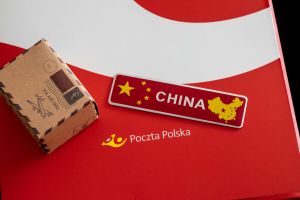 kopera z logo Poczty Polskiej i magnes "Chiny"