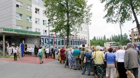 kolejka seniorów przed ZUS