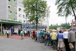 kolejka seniorów przed ZUS