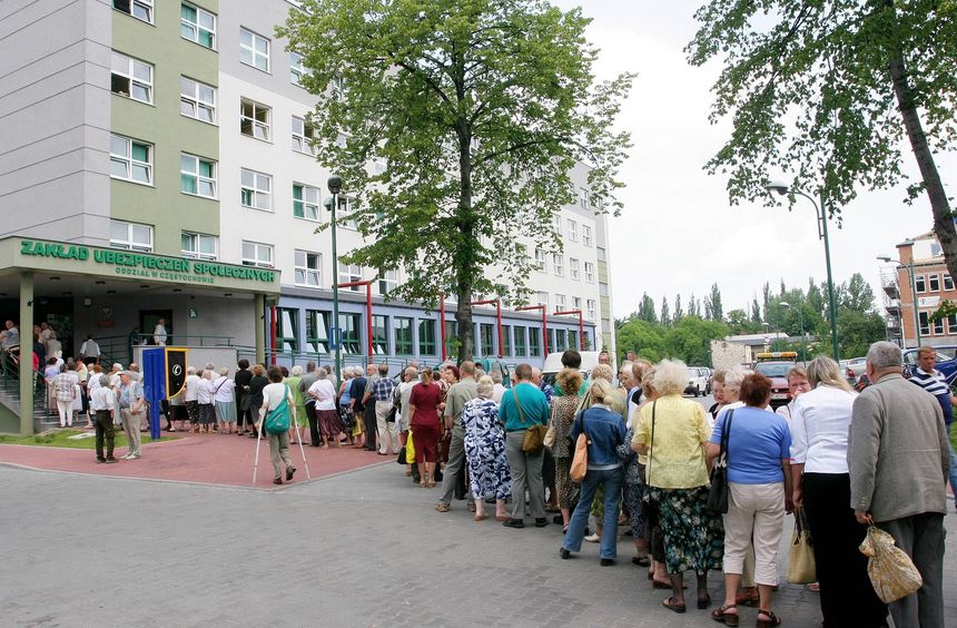 kolejka seniorów przed ZUS
