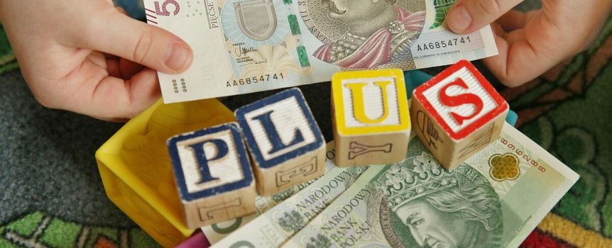 800 zł i napis plus z klocków