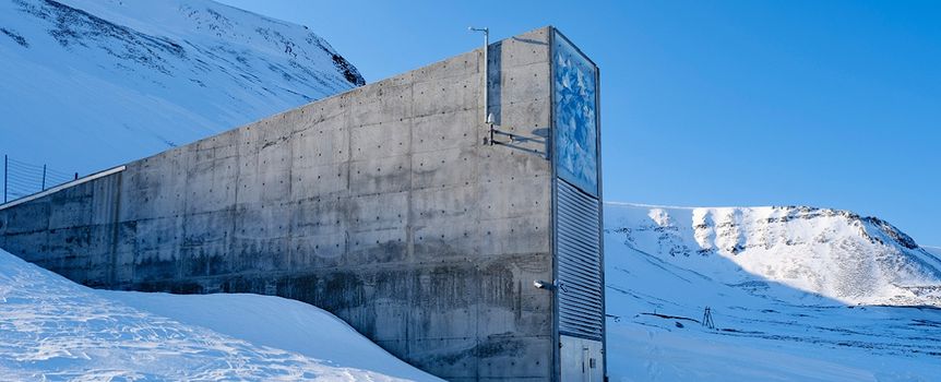 Svalbard Global Seed Vault jest wydrążony w górze na wyspie w archipelagu Svalbard