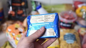 kostka masła w ręku