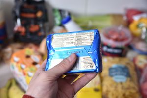 kostka masła w ręku