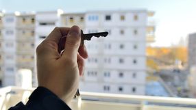 klucze do mieszkania na tle bloku