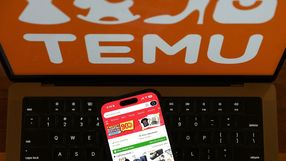 smartfon, klawiatura i logo Temu