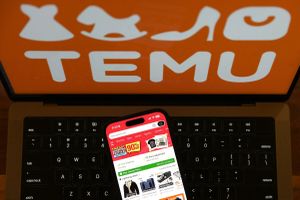 smartfon, klawiatura i logo Temu