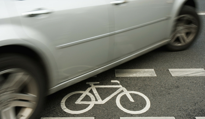 srebrny samochód na drodze rowerowej 