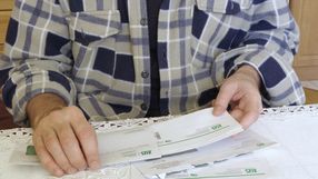 emeryt czytający pismo od ZUS