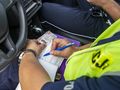 Policja wypisuje mandat kierowcy 