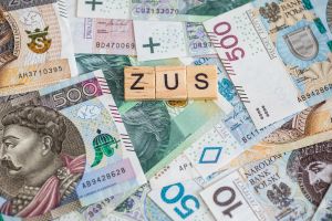 napis ZUS na pieniądzach