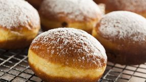 pączki leżą na blasze