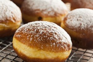 pączki leżą na blasze