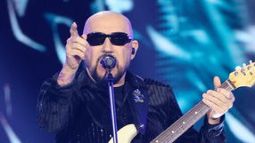 Grzegorz Skawiński na scenie w okularach