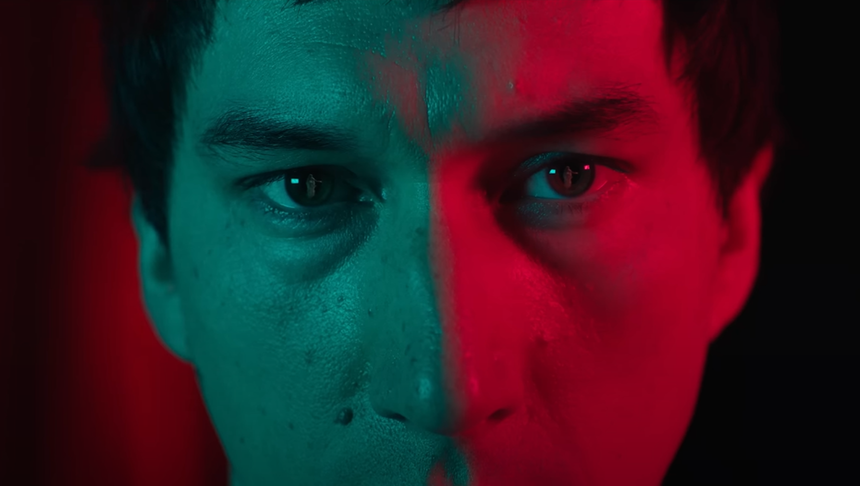 Adam Driver kadr ze zwiastunu filmu "Magalopolis"