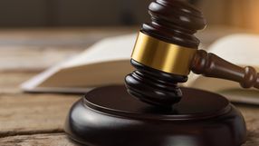 Sąd, sala sądowa, młotek 