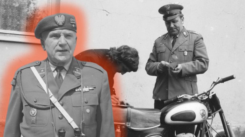 Mężczyzna w mundurze z odznaczeniami stoi obok innych osób i motocykla w tle.