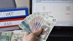 skoroszyty z napisami VAT i ZUS