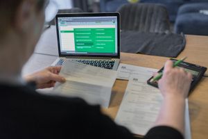 formularze i strona ZU na ekranie komputera