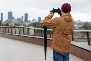 Warszawa. most pieszo-rowerowy, mężczyzna robi zdjęcie