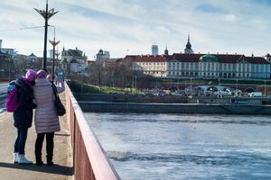 Zamek Królewski w Warszawie, kobiety robią zdjęcie